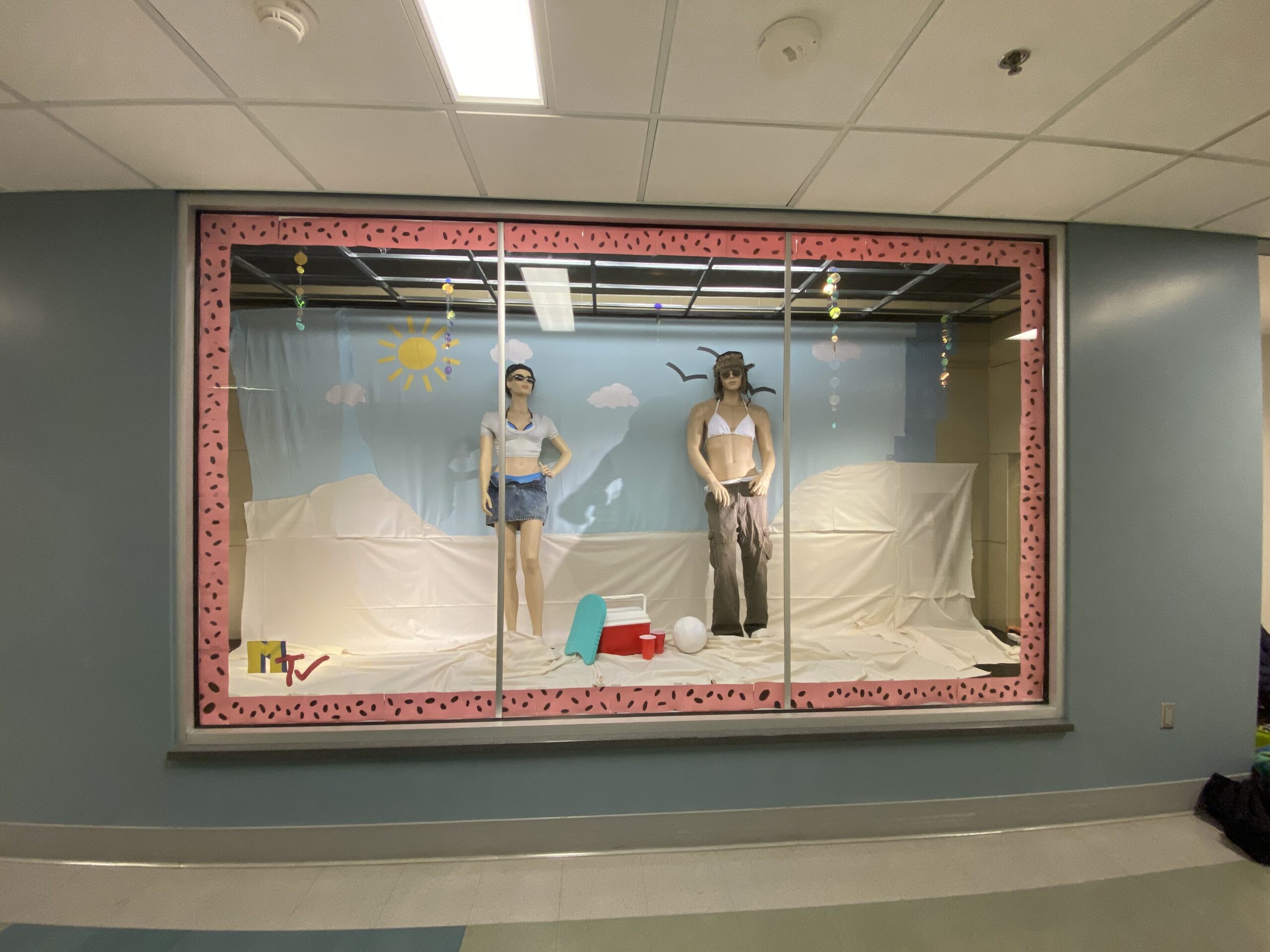 Amanda (Manny) Katz: Creating a Window Display for FASH3200: Fashion Promotion